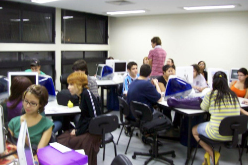 Alunos do terceiro semestre da PUC-RS pouco antes de aula sobre jornalismo digital (Foto: Alec Duarte)